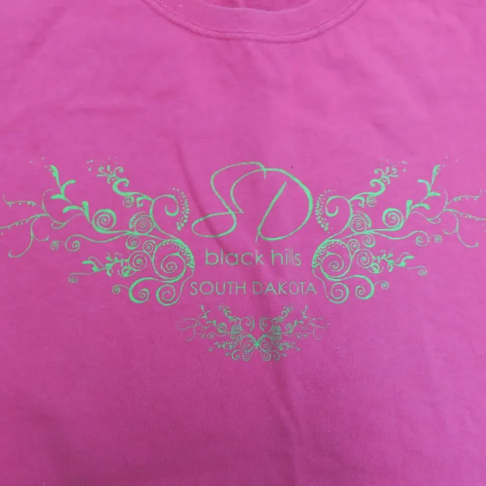 Gildan BLACK HILLS SOUTH DAKOTA T Shirt Size L Women Short Sleeve Pink Casual